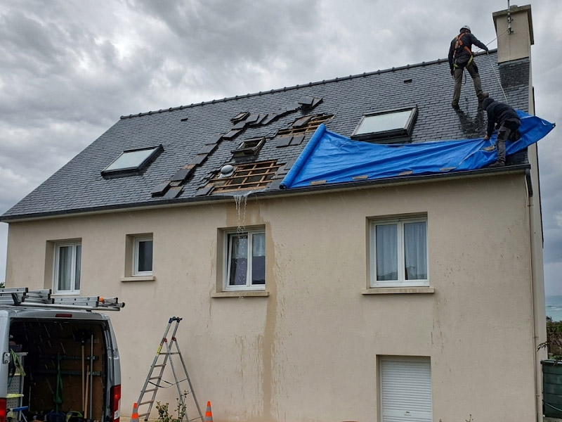 Intervention d'urgence pour fuite et réparation sur une toiture après intempéries maritimes